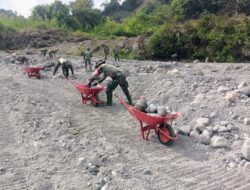 Wujud Kemanunggalan TNI Pascabencana Satgas Kodim 0106/Aceh Tengah Perbaiki Jembatan Rusak