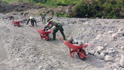 Wujud Kemanunggalan TNI Pascabencana Satgas Kodim 0106/Aceh Tengah Perbaiki Jembatan Rusak