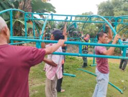 Babinsa Koramil 11/Bandar Baru Gotong Royong Bersama Warga, Pererat Silaturahmi di Pueb Lueng Nibong