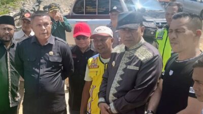 Wakil Bupati Aceh Tengah Muchin Hasan Bersama Tim PUPR Aceh Tinjau Langsung Kerusakan Jalan Propinsi Di Kuyun Toa 