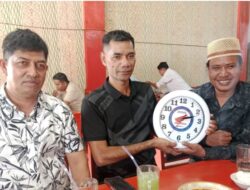 Papa Kini dan Aiyub Nusantara Surya Sakti (NSS) Grong-Grong Apresiasi Ketua Umum PSAP, Serahkan Souvenir sebagai Bentuk Dukungan