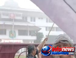 Dibawah Guyuran Hujan, Demonstrasi Tetap Orasi, Namun Rico Waas Tak Kunjung Mau Temui Peserta Demonstrasi!