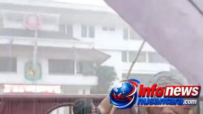 Dibawah Guyuran Hujan, Demonstrasi Tetap Orasi, Namun Rico Waas Tak Kunjung Mau Temui Peserta Demonstrasi!