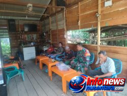 Babinsa Koramil Bandar Baru Komsos dengan Warga Pueb Lueng Nibong, Perkuat Hubungan TNI-Masyarakat