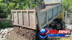 Tak Kenal Lelah, Satgas TMMD 129 Dorong Material Pasir untuk Percepat Pembangunan MCK Dayah