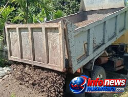 Tak Kenal Lelah, Satgas TMMD 129 Dorong Material Pasir untuk Percepat Pembangunan MCK Dayah