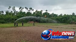 Tak Sekadar Menanam, Satgas TMMD ke-129 Kodim 0102/Pidie Rawat Harapan Petani di Tengah Teriknya Cuaca