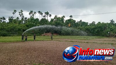 Tak Sekadar Menanam, Satgas TMMD ke-129 Kodim 0102/Pidie Rawat Harapan Petani di Tengah Teriknya Cuaca