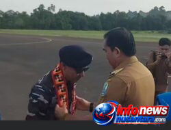 Bupati Simeulue Sambut Hangat Kedatangan Danlanal Simeulue yang Baru di Bandara Lasikin”*