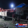 TNI dan Warga Lhok Panah Bahu-Membahu Langsir Mesin Sumur Bor TMMD Malam Hari