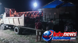 TNI dan Warga Lhok Panah Bahu-Membahu Langsir Mesin Sumur Bor TMMD Malam Hari