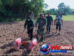 Dukung Ketahanan Pangan, Satgas TMMD Kodim Pidie dan PPL Ajak Warga Tanam Jagung di Lahan Kosong