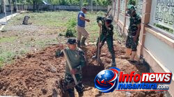 Terik Matahari Tak Surutkan Semangat Satgas TMMD 129 Kodim 0102/Pidie Gali Septic Tank untuk Bangun MCK di TPU Blang Cot