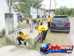 Polres Bireuen Sambut HUT Ke-81 RI, Gelar Bakti Sosial di Masjid