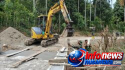 Perkuat Fondasi Jembatan, Satgas TMMD Ke-129 Kodim 0102/Pidie Pacu Pemasangan Cerucuk Penahan Bantaran Jalan