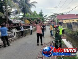 Babinsa Koramil 11/Bandar Baru dan Warga Lhok Manyang Gotong Royong Perkuat Kebersamaan