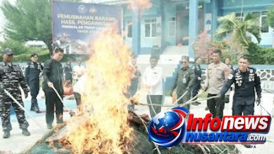 KKP Musnahkan Satu Ton Pakan, Obat Ikan dan Alat Tangkap Ilegal di Banda Aceh