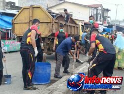 Brimob Aceh Turun ke Pasar Subulussalam! Bersama TNI dan Pemko, Sampah Dibersihkan demi Kenyamanan Masyarakat