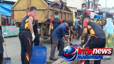 Brimob Aceh Turun ke Pasar Subulussalam! Bersama TNI dan Pemko, Sampah Dibersihkan demi Kenyamanan Masyarakat