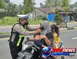 Cegah Risiko Gangguan Kesehatan, Satlantas Polres Subulussalam Hadir di Tengah Masyarakat saat Kabut Asap