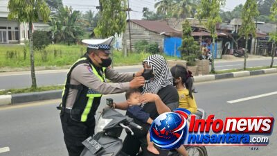 Cegah Risiko Gangguan Kesehatan, Satlantas Polres Subulussalam Hadir di Tengah Masyarakat saat Kabut Asap