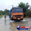 Penuh Kepedulian, Brimob Aceh Bantu Pengendara Menerobos Banjir Di Desa Danau Tras