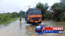 Penuh Kepedulian, Brimob Aceh Bantu Pengendara Menerobos Banjir Di Desa Danau Tras