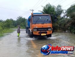 Penuh Kepedulian, Brimob Aceh Bantu Pengendara Menerobos Banjir Di Desa Danau Tras