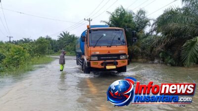 Penuh Kepedulian, Brimob Aceh Bantu Pengendara Menerobos Banjir Di Desa Danau Tras