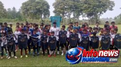Dukung Generasi Emas Sepak Bola Pidie, Amat Tong Diesel Serahkan 22 Set Seragam untuk SSB Patero Putra