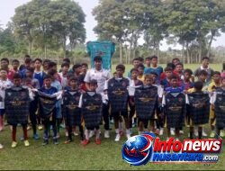 Dukung Generasi Emas Sepak Bola Pidie, Amat Tong Diesel Serahkan 22 Set Seragam untuk SSB Patero Putra